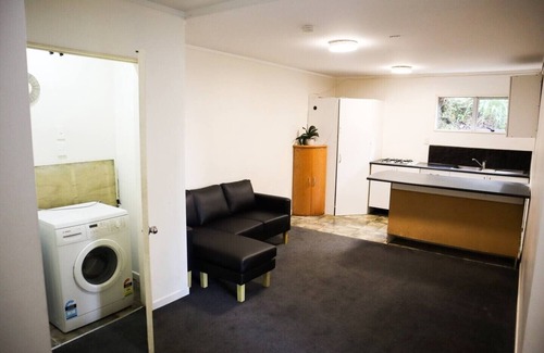 Auckland Maison | Water views 5-Bedroom Large home | Family Friendly. Close to Airport & City.