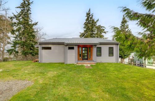 Greenbank Maison | Water Views Whidbey Island Hideaway with Deck