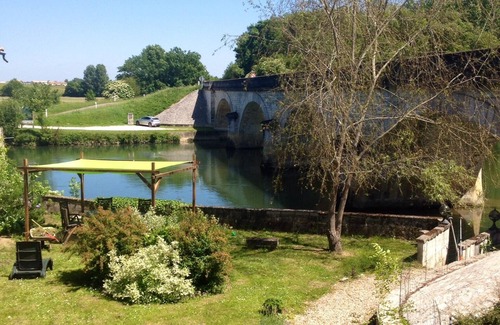 Bassac Maison | 2 Bedroom Riverside Cottage Nr CognacKayaks, vélos, jacuzzi inclus. 4 personnes.