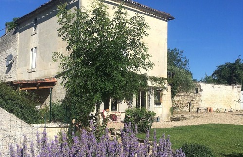 Bassac Maison | 2 Bedroom Riverside Cottage Nr CognacKayaks, vélos, jacuzzi inclus. 4 personnes.