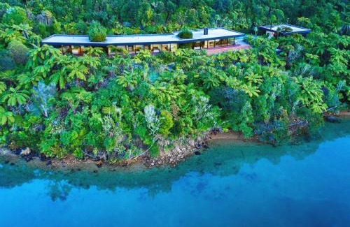 Saint Omer Maison | Waterfall Bay Glass House