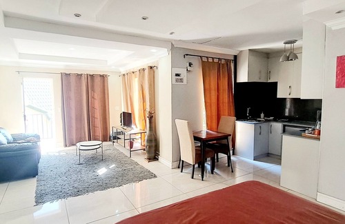 Woodmead Cabine | Waterfall City Guest Lodge - Executive Suite