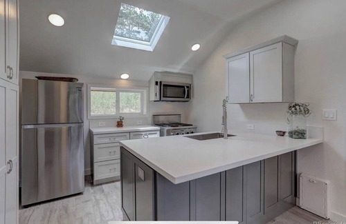 Evergreen Cabine | waterfall/stream, sauna, fireplace, hammock, full kitchen