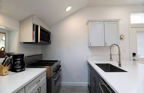 Evergreen Cabine | waterfall/stream, sauna, fireplace, hammock, full kitchen