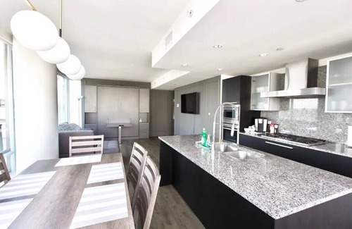 Downtown Victoria Hôtel | Waterfalls Hotel in Downtown With Stunning Views!