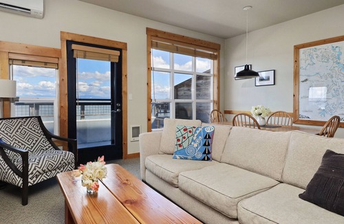 Langley Copropriété | Waterfront 1 bedroom condo - private deck offering spectacular views