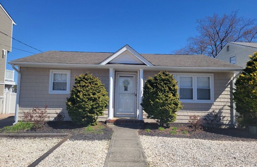 Osbornsville Maison | Waterfront! 2-bedroom house with amazing views & all the comforts of home!