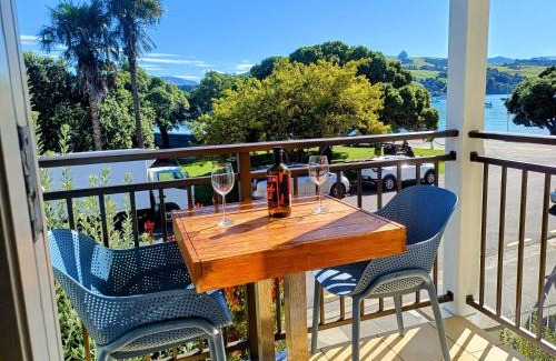Akaroa Appartement | Waterfront 2-bedroom apartment with car park