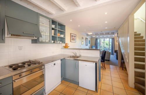 Akaroa Appartement | Waterfront 2-bedroom apartment with car park