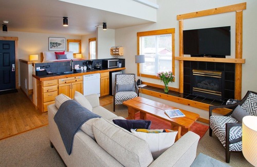 Langley Copropriété | Waterfront 2 bedroom condo - private deck offering spectacular views