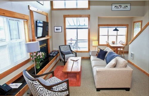 Langley Copropriété | Waterfront 2 bedroom condo - private deck offering spectacular views