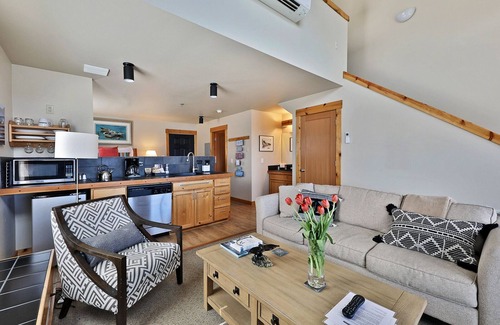 Langley Copropriété | Waterfront 2 bedroom condo - private deck offering spectacular views