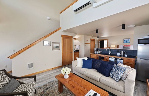 Langley Copropriété | Waterfront 2 bedroom condo - private deck offering spectacular views