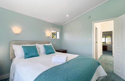 Akaroa Appartement | Waterfront 2-Bedroom Harbour View Apartment