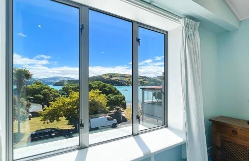 Akaroa Appartement | Waterfront 2-Bedroom Harbour View Apartment