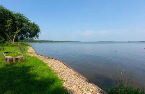 Spring Grove Maison | Waterfront 2BR Nautical Cottage on Grass Lake Hot Tub, Firepit, Year Round Fun