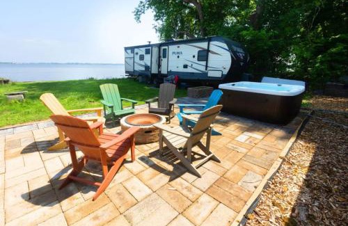Spring Grove Maison | Waterfront 2BR Nautical Cottage on Grass Lake Hot Tub, Firepit, Year Round Fun