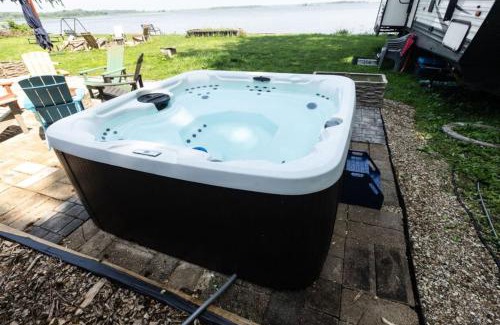 Spring Grove Maison | Waterfront 2BR Nautical Cottage on Grass Lake Hot Tub, Firepit, Year Round Fun