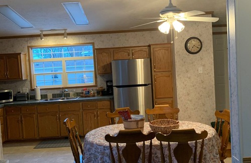 Conneaut Lakeshore Maison | Waterfront 3 Bedroom 2 Bath Home avec DOCK!