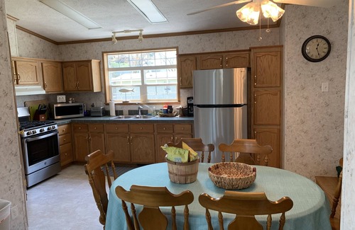 Conneaut Lakeshore Maison | Waterfront 3 Bedroom 2 Bath Home avec DOCK!