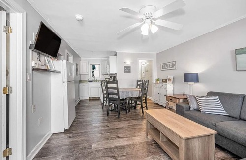 Winnisquam Copropriété | Waterfront 3 bedroom/1 bath condo with WiFi, AC
