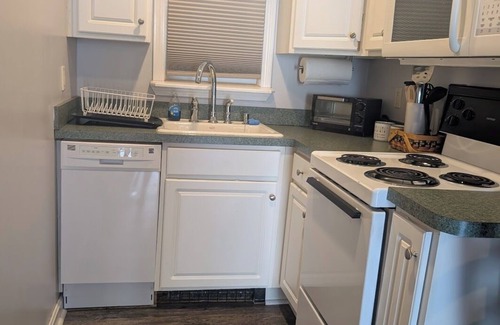 Winnisquam Copropriété | Waterfront 3 bedroom/1 bath condo with WiFi, AC