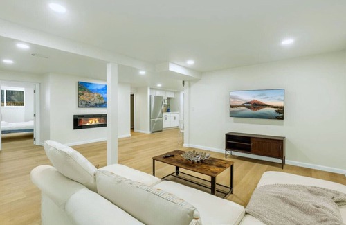 Lakeland South Maison | Waterfront 3BR Lower Unit with Scenic Views