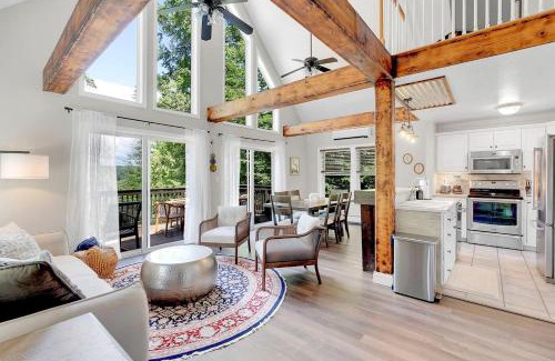 Gray Maison | Waterfront Access with Kayaks Private Deck and a Firepit