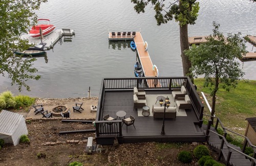 Twin Lakes Maison | Cozy Lakehouse Views on a hill, Hot tub, water activities, pier, & optional boat