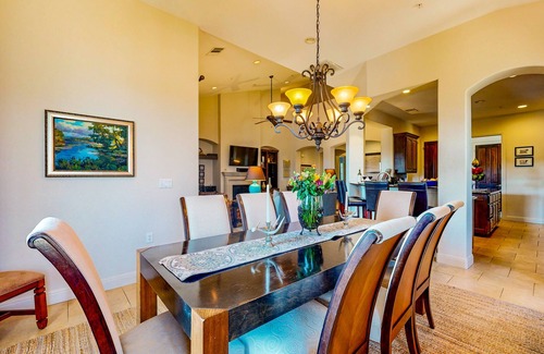 Lakeway Copropriété | Waterfront All-Suite w/ Private Balcony – On-Site Dining, Spa & Marina