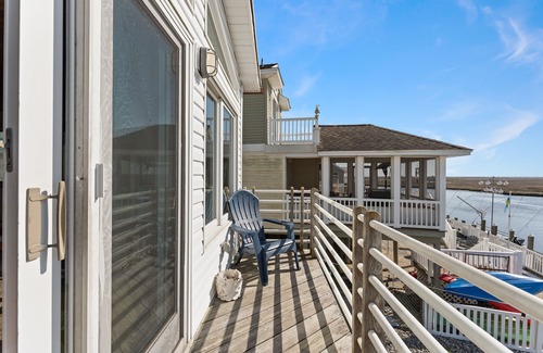 Beach Haven West Maison | Spacious Waterfront Beach Chalet