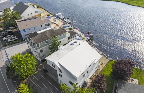 Beach Haven West Maison | Spacious Waterfront Beach Chalet