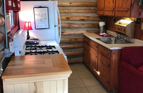 Lac du Flambeau Cabine | cabane en rondins au bord du lac paisible, vierge sur une grande plage avec l'eau claire