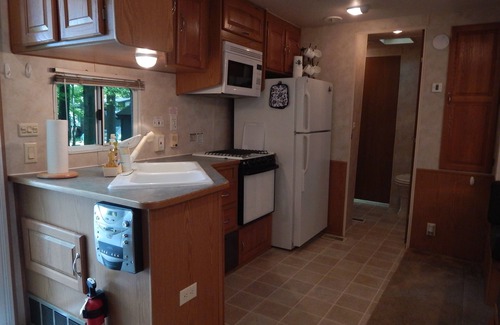 Bliss Location De VR | Waterfront camper in Adirondack-like setting