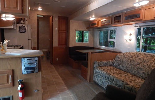 Bliss Location De VR | Waterfront camper in Adirondack-like setting