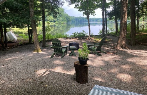 Bliss Location De VR | Waterfront camper in Adirondack-like setting
