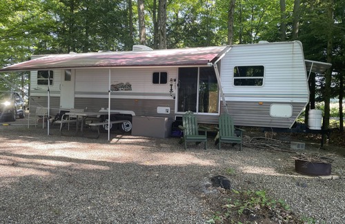 Bliss Location De VR | Waterfront camper in Adirondack-like setting