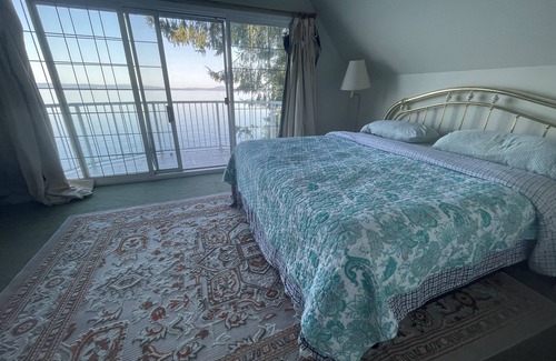 Chemainus Autre | Waterfront Castle on the beach with hot tub on 1.58 Acres at downtown Chemainus