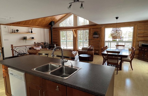 Duhamel Chalet De Ski | Waterfront Chalet Oasis perfect for a quiet summer or winter getaway