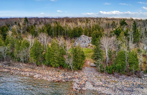 Manitoulin District Maison | Waterfront, chalet style home; minutes walk to the beach