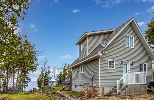 Manitoulin District Maison | Waterfront, chalet style home; minutes walk to the beach