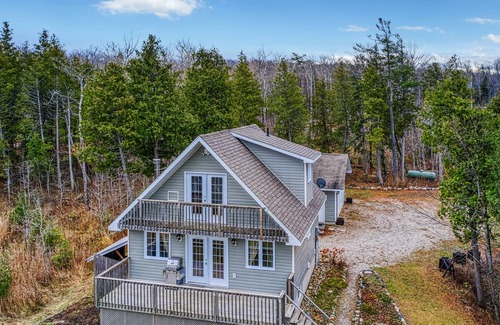 Manitoulin District Maison | Waterfront, chalet style home; minutes walk to the beach
