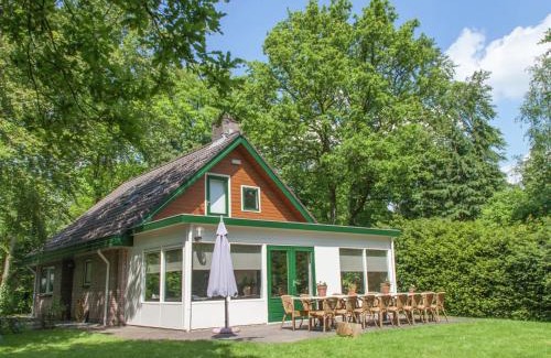 De Bult Chalet De Ski | Waterfront Chalet with Sunny Terrace