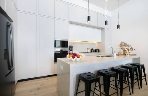 Shell Cove Appartement | Waterfront Coastal Marina Apartment on waters edge!