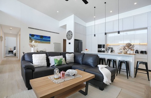 Shell Cove Appartement | Waterfront Coastal Marina Apartment on waters edge!