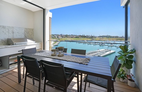 Shell Cove Appartement | Waterfront Coastal Marina Apartment on waters edge!