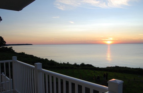 Greenport West Copropriété | Condo Waterfront C204 au Cliffside Resort avec une vue imprenable sur l'eau et le coucher du soleil