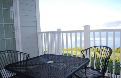 Greenport West Copropriété | Condo Waterfront C204 au Cliffside Resort avec une vue imprenable sur l'eau et le coucher du soleil