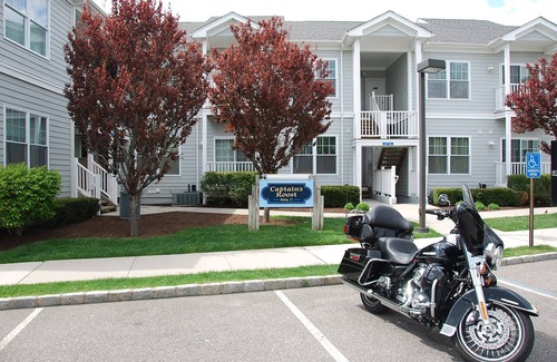 Greenport West Copropriété | Condo Waterfront C204 au Cliffside Resort avec une vue imprenable sur l'eau et le coucher du soleil
