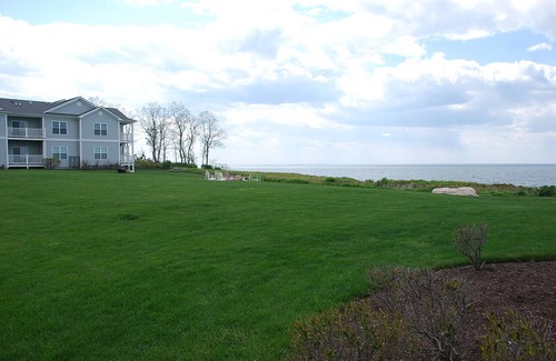 Greenport West Copropriété | Condo Waterfront C204 au Cliffside Resort avec une vue imprenable sur l'eau et le coucher du soleil